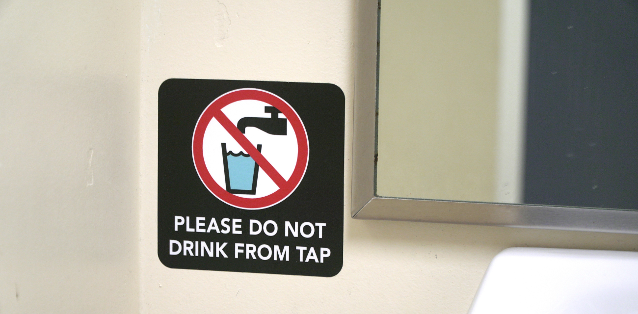 A sign advises Ann Arbor Public Schools people not to drink tap water (Photo courtesy of Midstory)