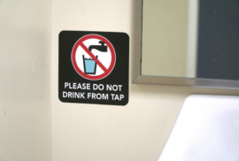 A sign advises Ann Arbor Public Schools people not to drink tap water (Photo courtesy of Midstory)