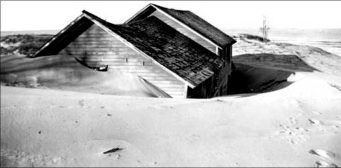 A house is covered by sand in the ghost town of Singapore in the early 1970s (Photo via Wikimedia Commons)